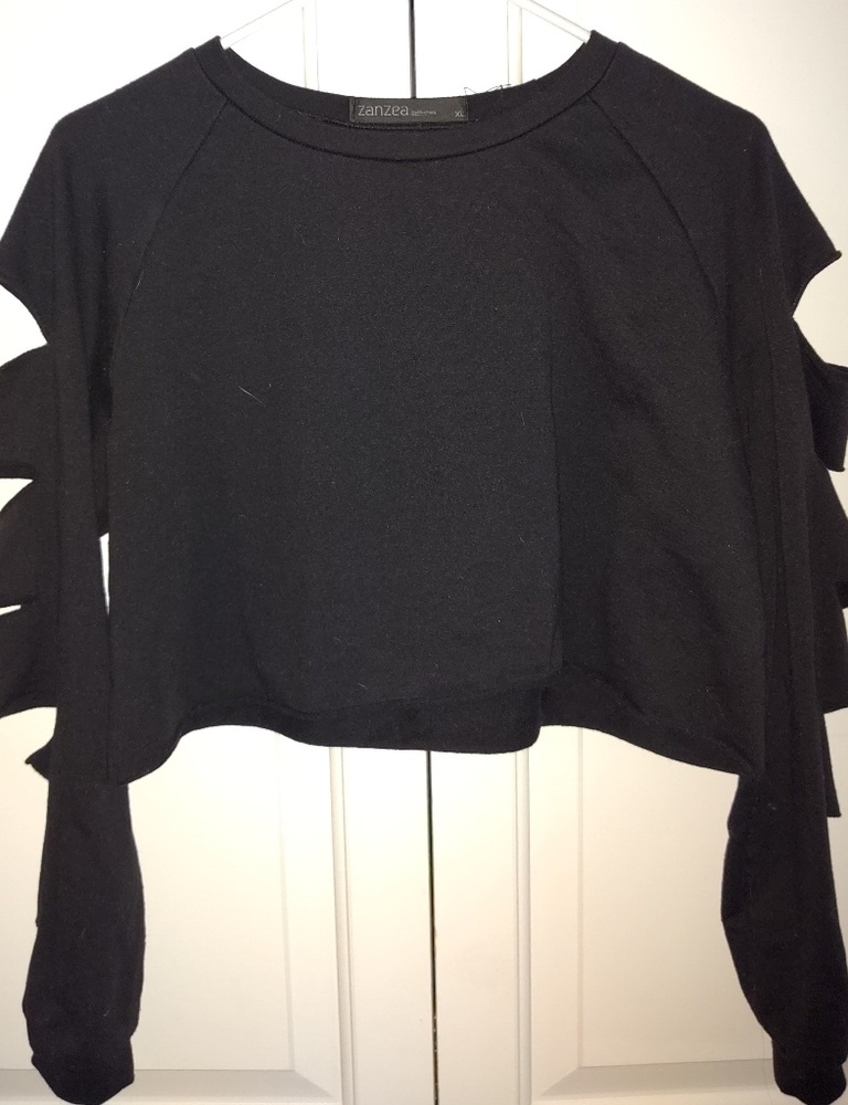 Black long sleeve crop tee